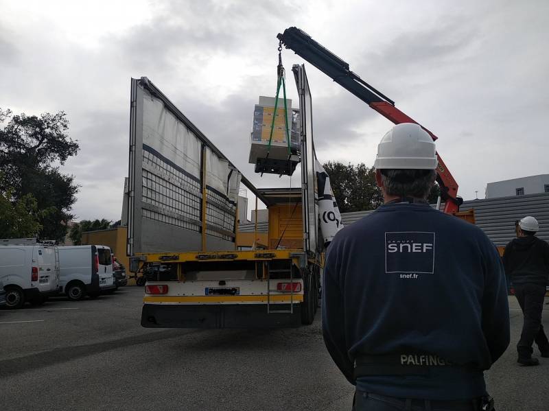 Déchargement  d'un nouveau Fanuc Robodrill D21LiB5 pour usinage de pièces en série en aluminium laiton plastique inox chez serelec-usinage.fr