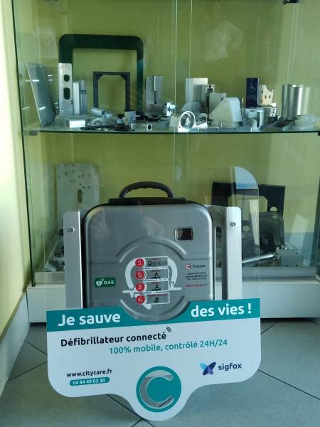 Défibrillateur Automatisé Externe connecté chez serelec usinage
