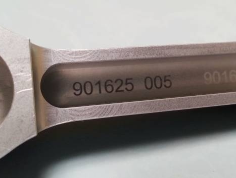Marquage laser N° de lot sur pièce en aluminium anodisé chez Serelec Sud est