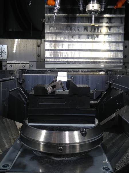 Usinage pièces pvc en série chez Serelec sur centre d'usinage 5 axes en Région Sud